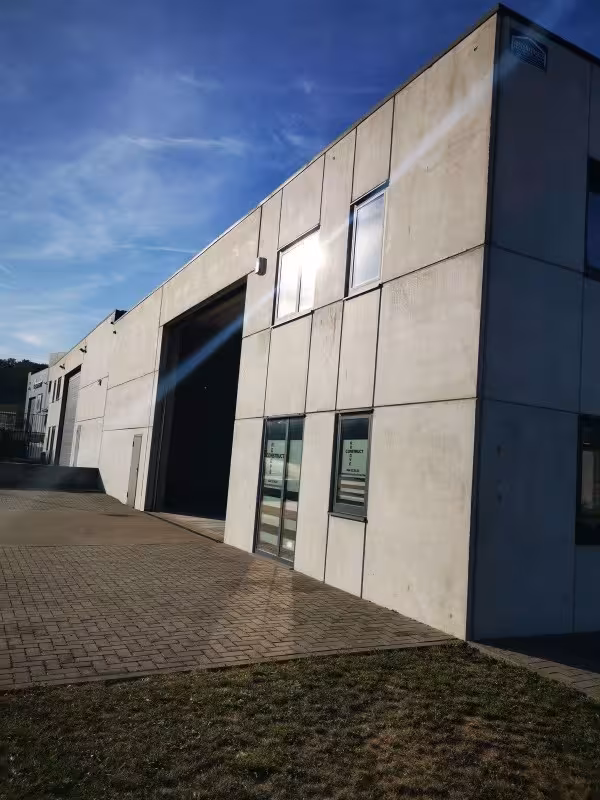 Équipe Renove Construct – pose châssis et panneaux solaires Manage