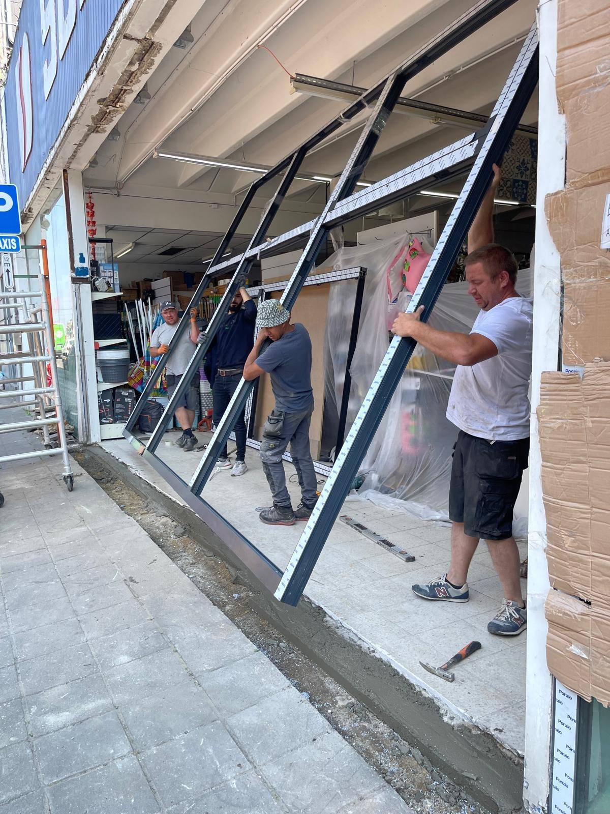 Pose d'un châssis PVC par les techniciens Renove Construct