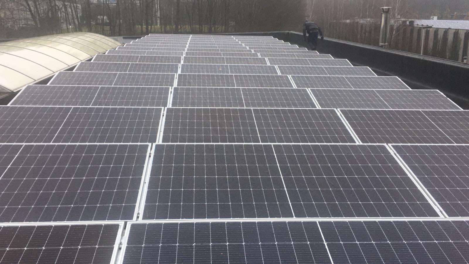 Chantier d'installation de panneaux solaires