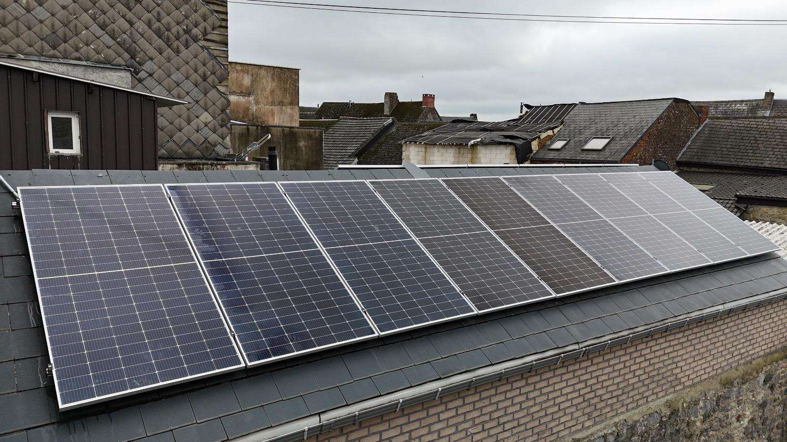 Installation de panneaux photovoltaïques réalisée par Renove Construct