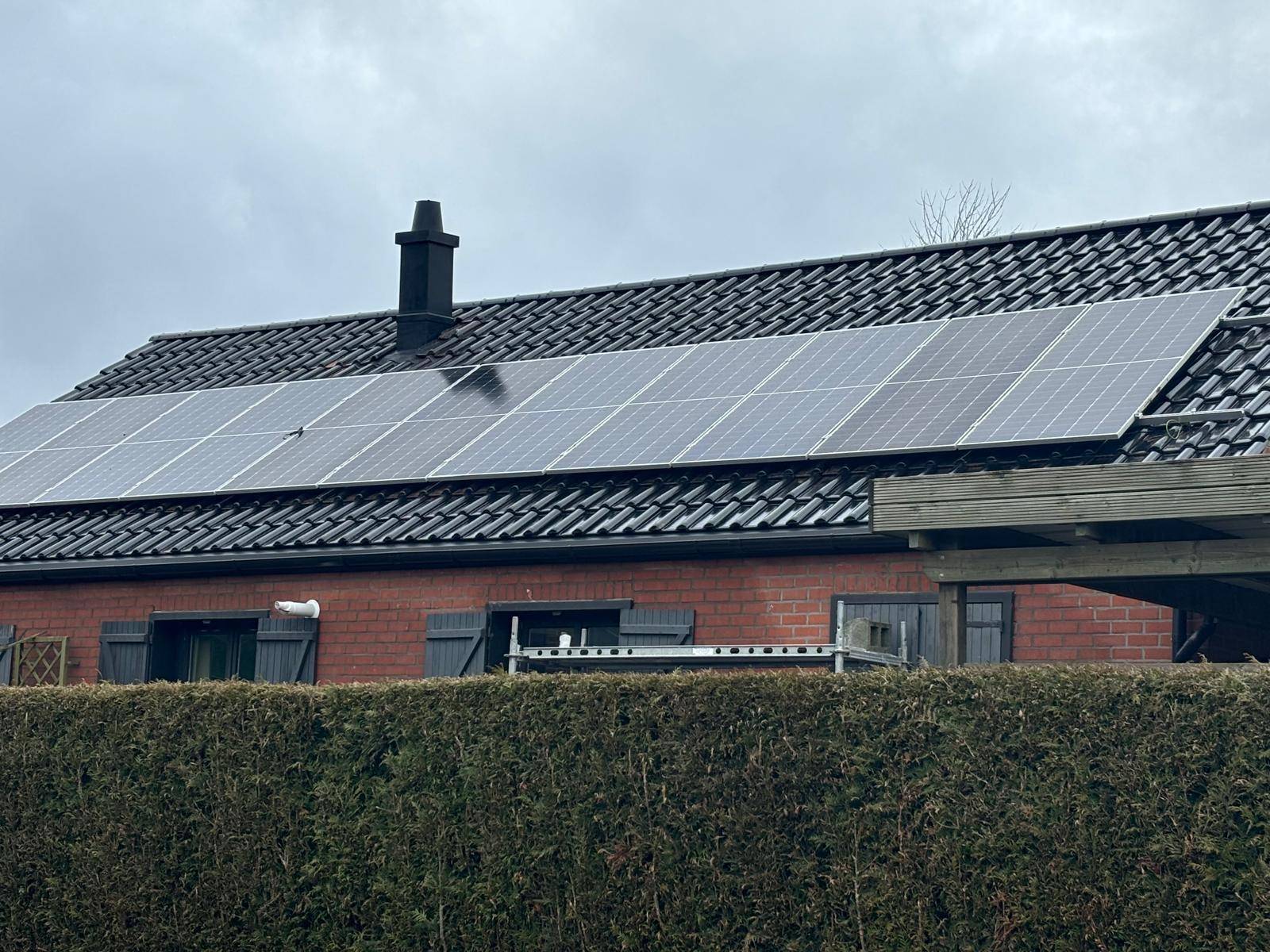 Détail du câblage et onduleur photovoltaïque